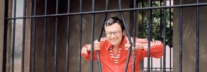 Jérôme Boyer, souriant, écartant avec humour les barreaux d’une grille